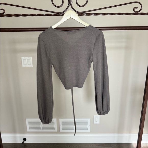 Gray Ruched Cropped Shirt - Picture 3 of 4